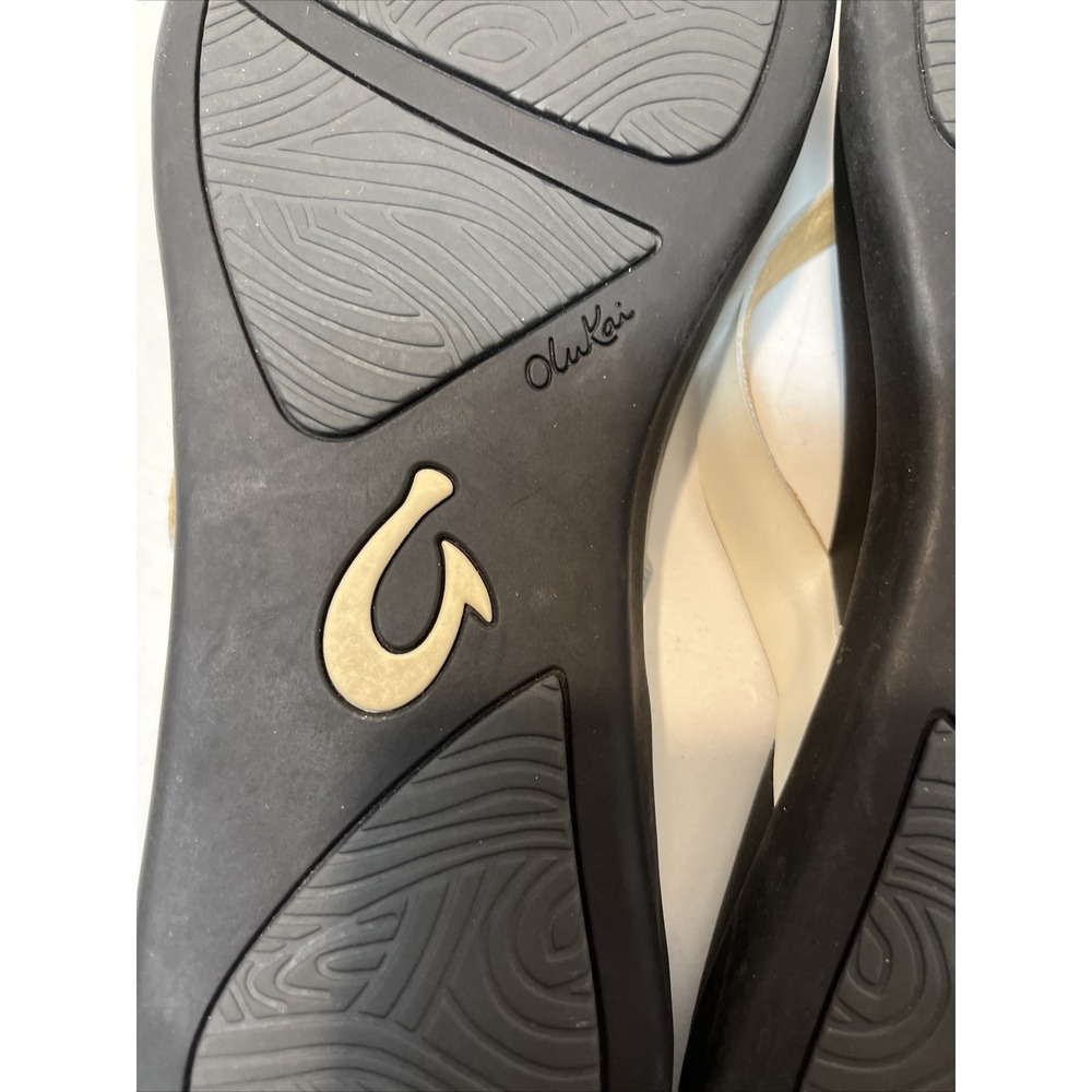 OluKai Black Flip Flops with White Patent Thong- sz 9 - Picture 11 of 13